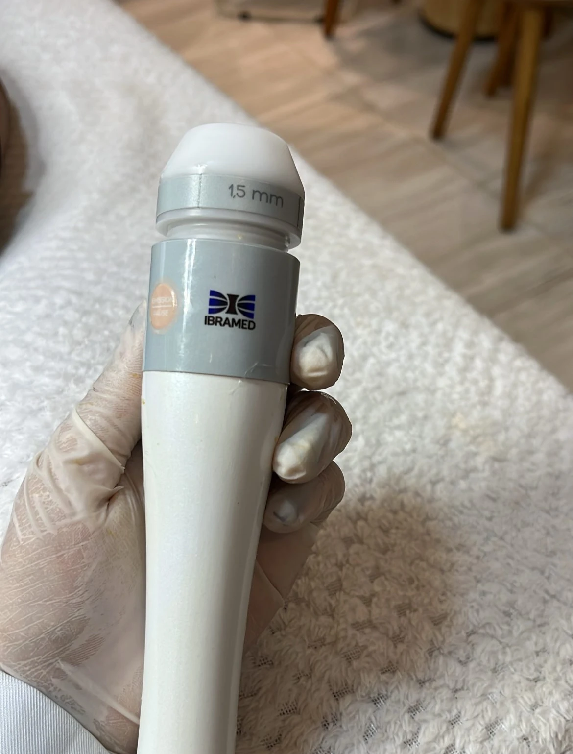 Aplicador de ultrassom microfocado usado nos protocolos de firmeza